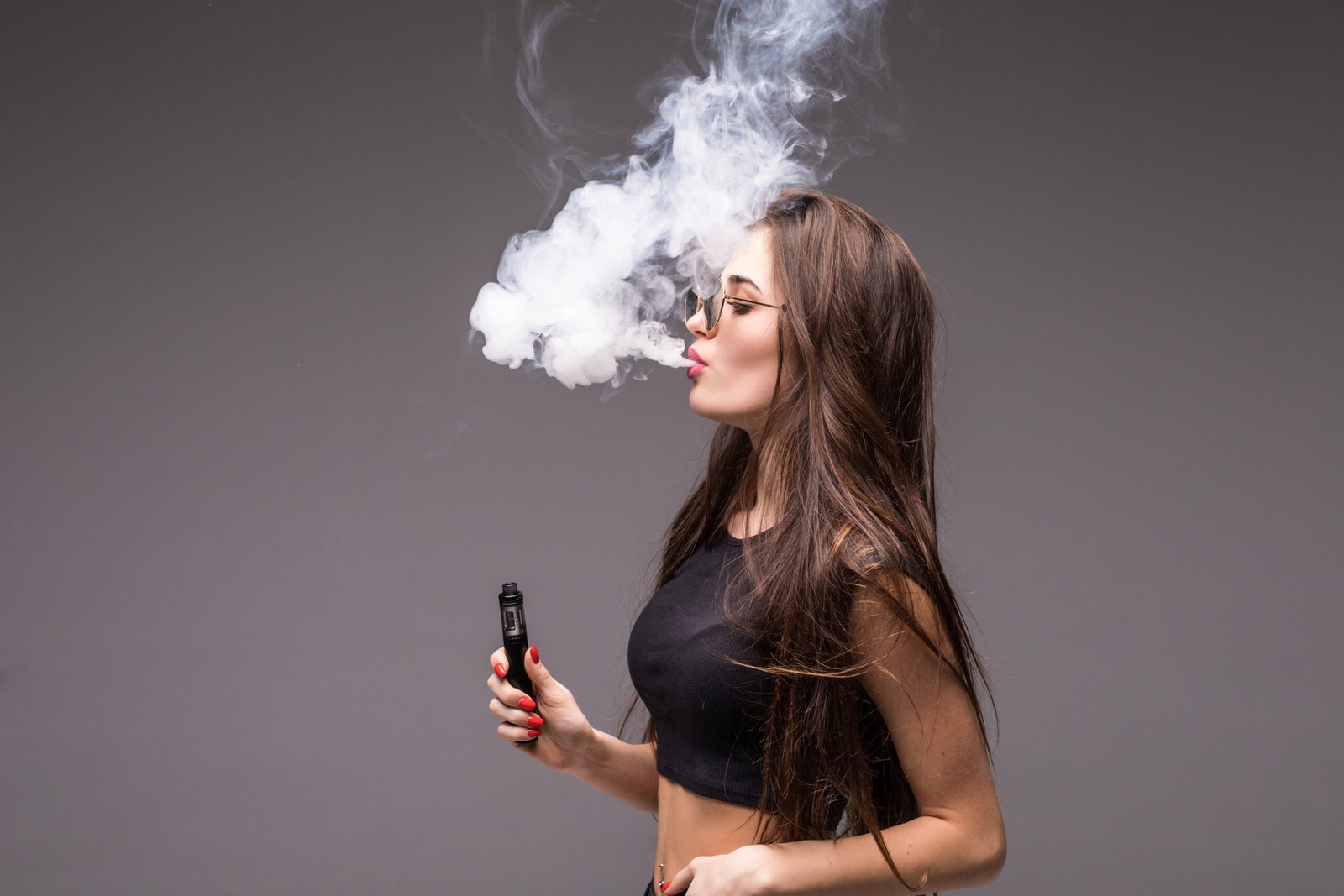 Yong-woman-with-vape